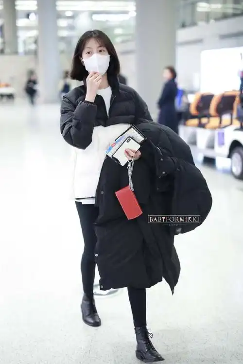李溪芮穿黑白拼色羽绒服现身机场,摘下白口罩比剪刀手卖萌好可爱