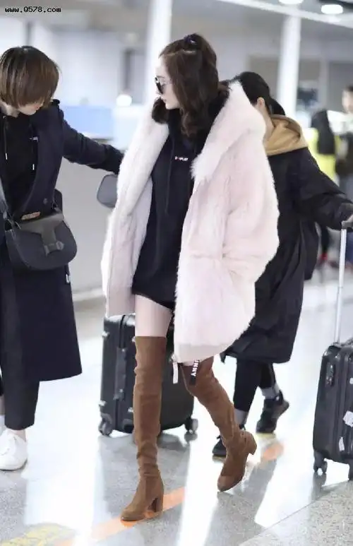 蔡少芬带娃现身穿卫衣脸色蜡黄比同框陈法蓉显老三胎儿子太帅