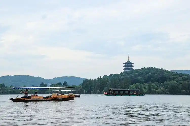 春游杭州不仅有西湖可赏,登山也不错,推荐四个值得打卡的山峰