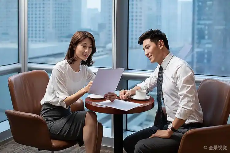 商务人士在办公室谈话