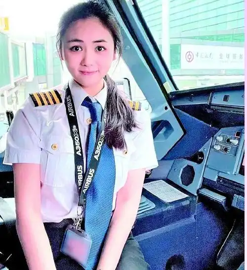全球最年轻女机长伍倩玉17岁开飞机26岁当机长肩扛四道杠