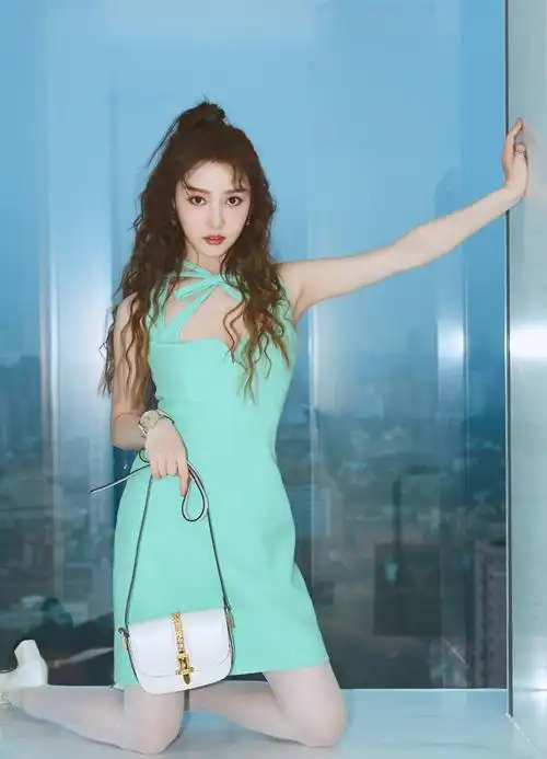 白丝显腿粗姜贞羽