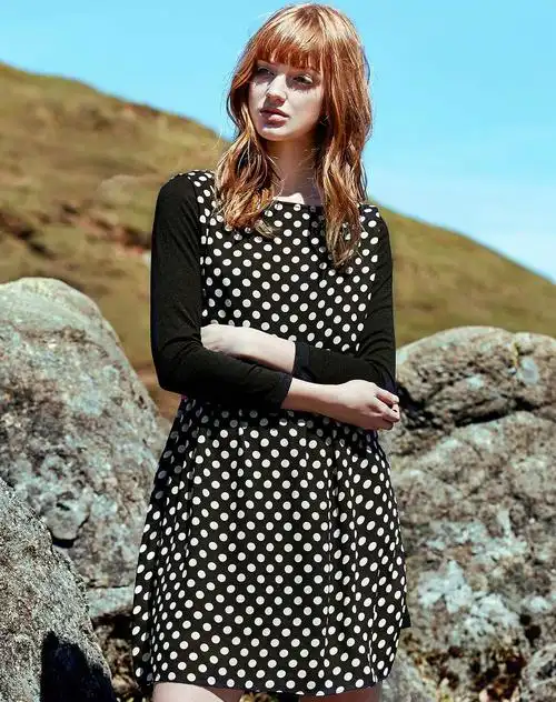 黑底白色圆点长袖连衣裙