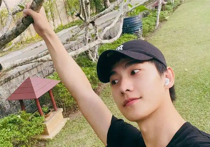 杨洋晒自恋自拍照却被文案抢镜太过温暖有爱