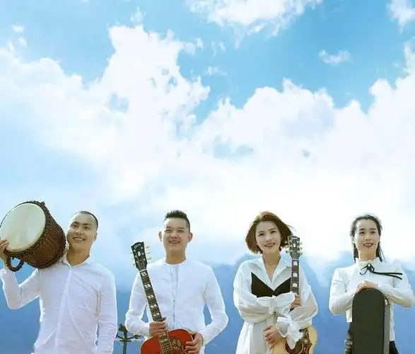 歌词朗朗上口,充满了浓厚的丽江民谣风,让人过耳不忘,夏天播放乐队