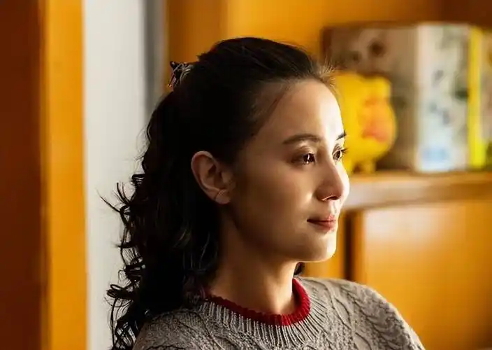 "为了证明自己年轻,宋佳至今没有结婚,还让我们叫她小花