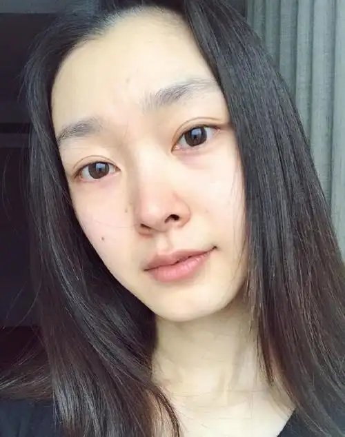 女明星跟普通人有壁就连素颜也让人惊艳景甜更是连毛孔都没有