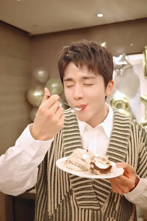 张新成初秋烛光氛围感写真##张新成生日童趣九宫格