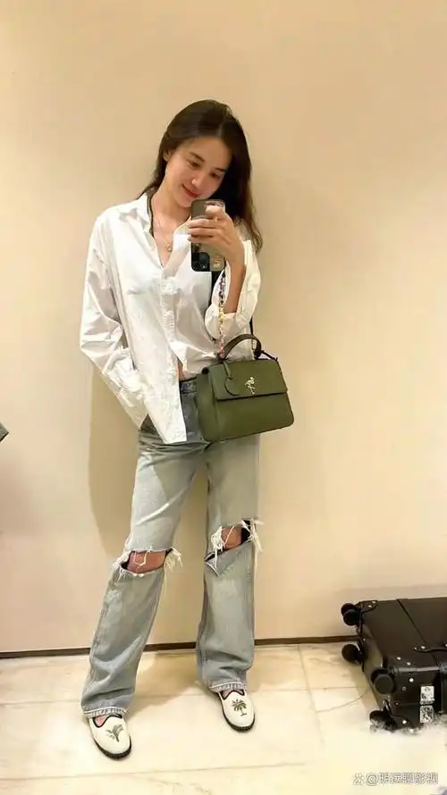 43岁宋佳无惧年龄,不掩饰自己的素颜,穿衣风格也非常时尚且独特