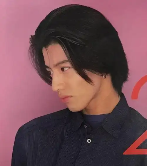 他在戏里弹了一段钢琴,琴行的生意就会火爆;他演冰球运动员的时候