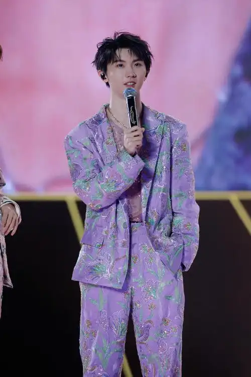 马嘉祺透视内搭#  别再说今天能不能看到哥酱的腰了,马嘉祺大方起来