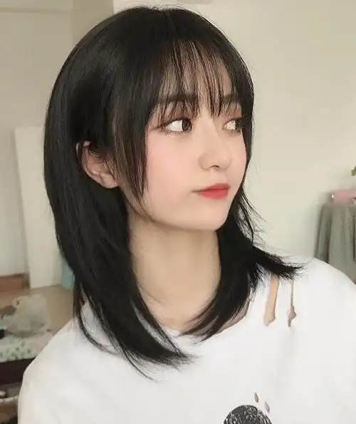 她选择的是这一种齐刘海式的2022锁骨发型,这样的减龄锁骨发型是碎发