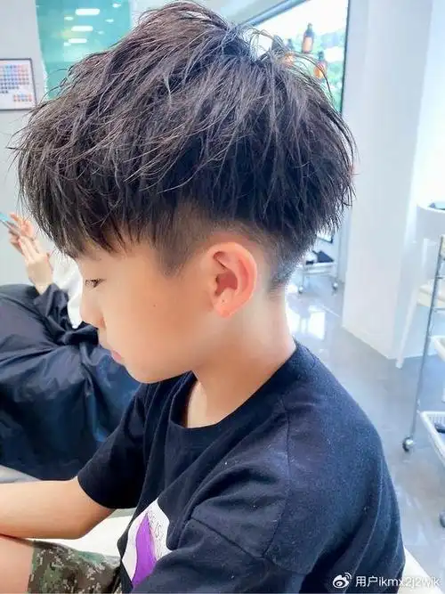 龙年新学期小男孩发型别乱剪,选这几款就对了,个性时尚很帅气