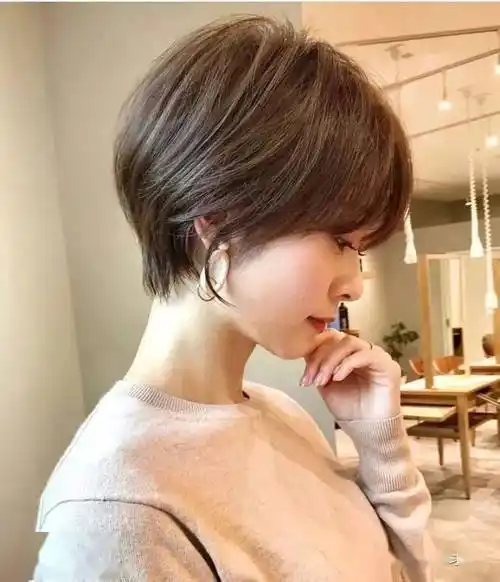 日系撇耳短发