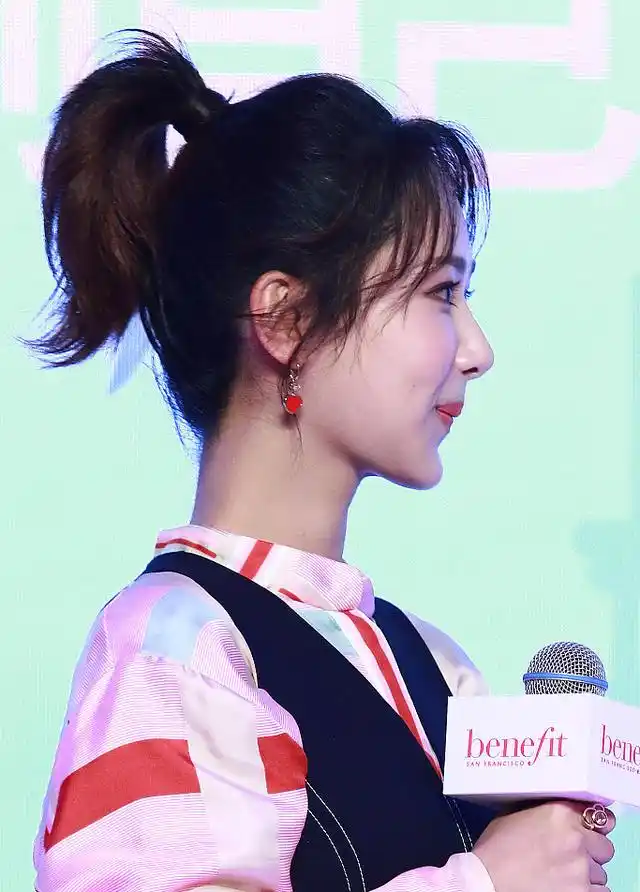 杨紫微笑露出尖下巴.弩炮/视觉中国