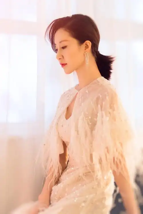 舒畅的状态绝了一袭白色羽毛裙温柔大方满满的少女感扑面而来