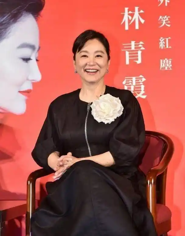 林青霞:年轻貌美如40岁 林青霞将自己的一头长发剪成了短发,看上去