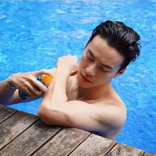 太撩!《延禧攻略》里不起眼的他,生活中竟是八块腹肌男神