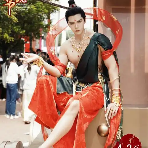 成都欢乐谷里的敦煌飞天男菩萨