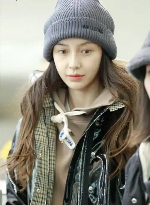 原创angelababy身穿黑色漆皮外套头戴灰色圆帽素颜之下依旧很美