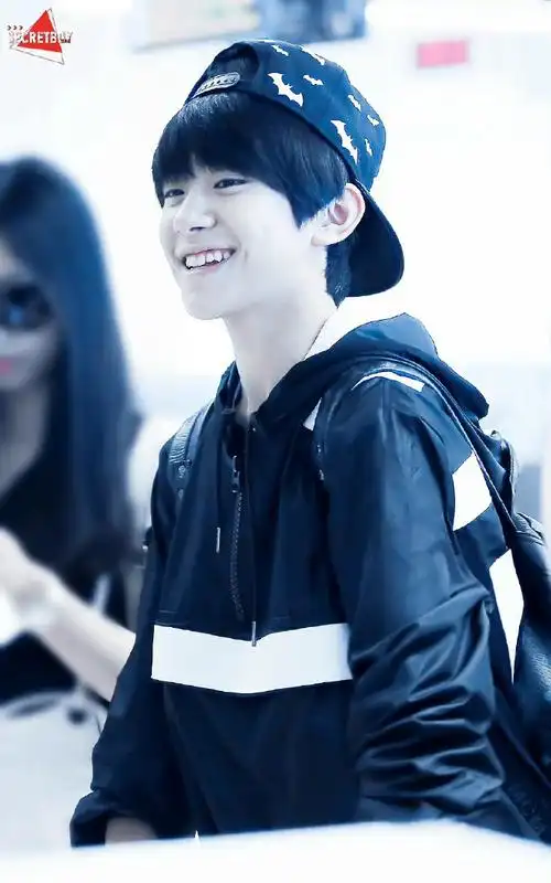 易烊千玺超话2015 /0516 /150516重庆飞仁川笑一个吧功成名就不是目的