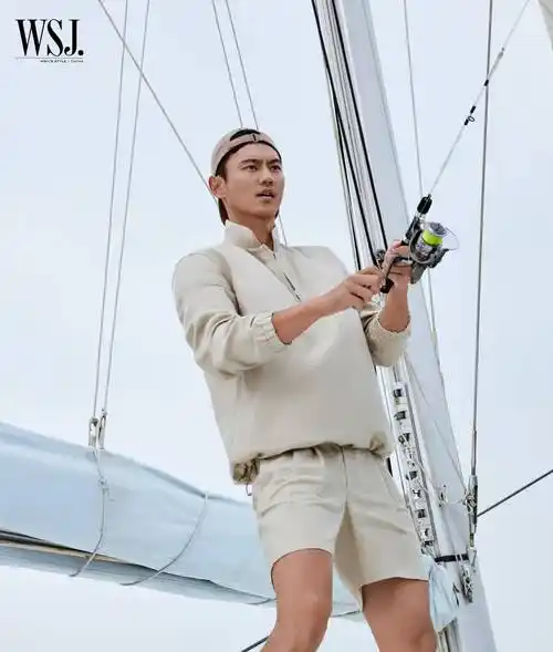 30岁宁泽涛登上《出色》封面,湿身再现八重腹肌,荷尔蒙爆棚_肌肉_短裤