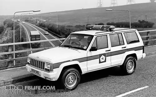 大理路上遇见两辆2500警车 - 切诺基 jeep家族 越野e族论坛 越野/suv