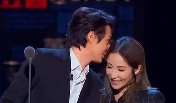 黄皓还表示,elva(萧亚轩)曾经把和吴彦祖一起拍的mv给他看,吴彦祖在