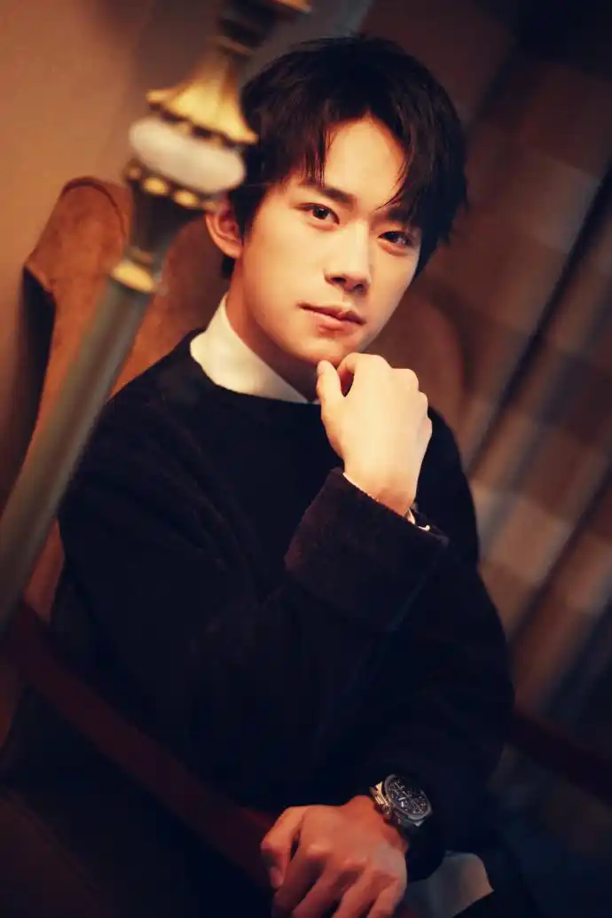 易烊千玺酒店气质写真图片