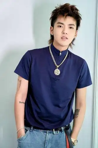 吴亦凡造型照着qq秀做的吗?胡子拉碴衬衣也是破洞,竟帅成这样