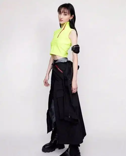 李一桐身材好匀称穿健身背心配阔腿牛仔裤看不到一丝赘肉