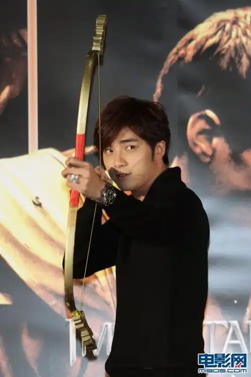 性感型男贺军翔拉弓秀胸肌 黑装出场露调皮笑容