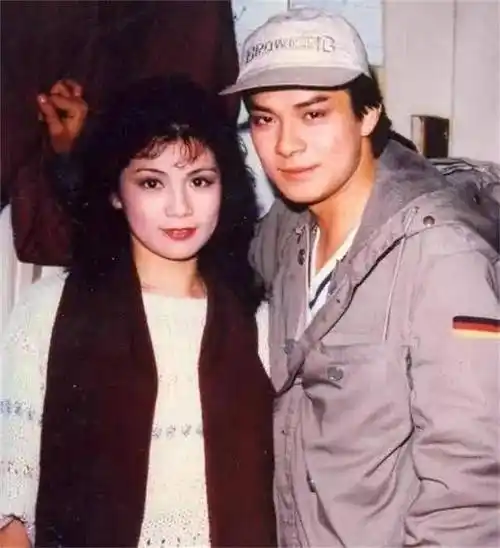 回顾翁美玲葬礼,黄日华泣不成声,数万粉丝送别,粉丝高喊打死他!