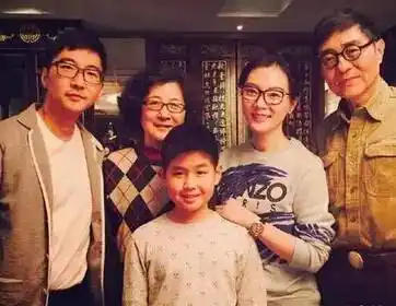 陈数和继子的关系一直很好,不仅曾在微博里晒出带着继子的全家福照片