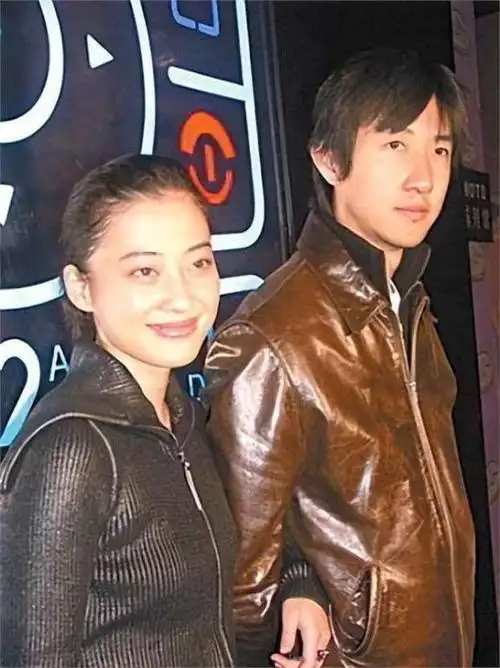 梅婷养他6年,李小冉为他堕胎2次,55岁的他娶小15岁娇妻很幸福!