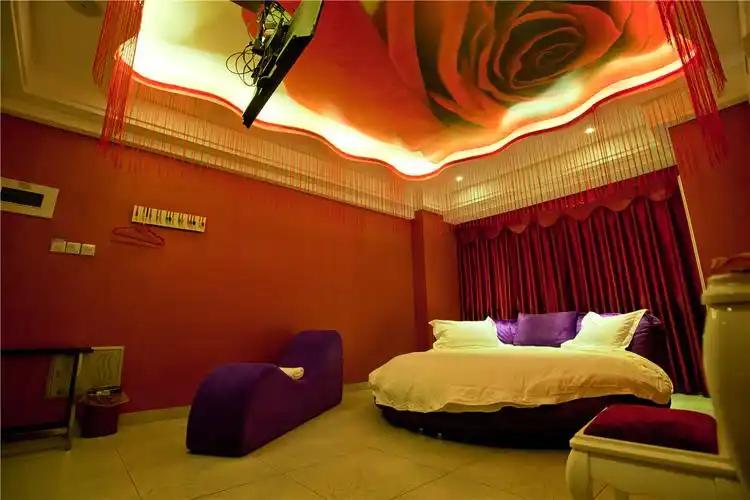 2天1晚,入住薇阁情侣主题酒店含双早,含观音山梦幻世界成人票2张