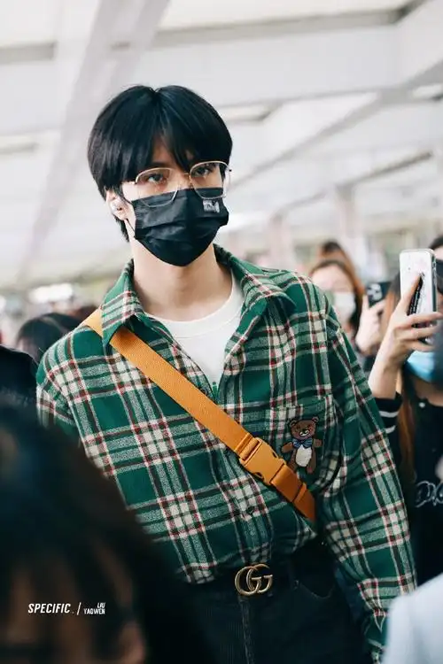 刘耀文机场饭拍#刘耀文绿色格子衬衫# 眼镜杀机场model出街@时代少年