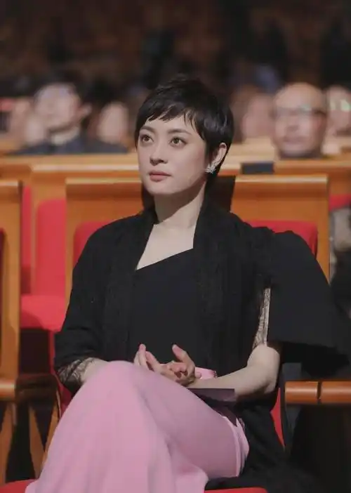 原创孙俪新发型时尚又减龄齐刘海短发搭配抹身材黑裙时尚身材好吸睛