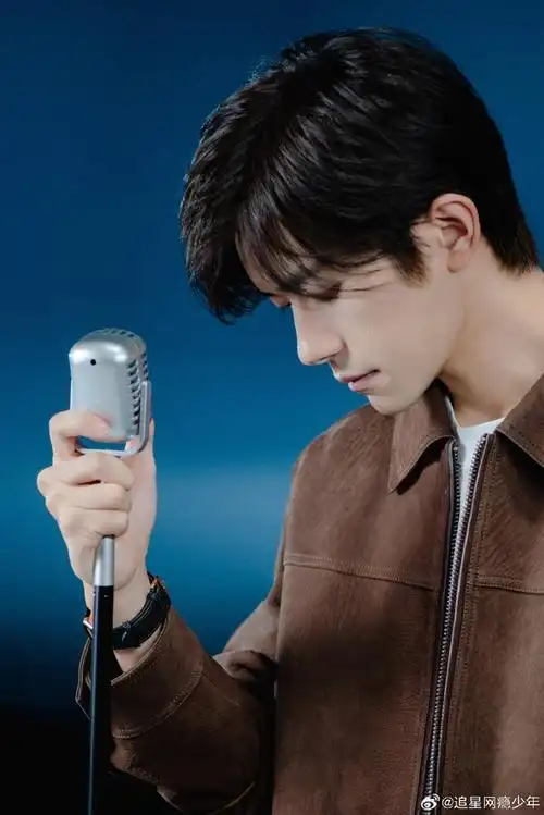 易烊千玺苏感之神##易烊千玺逆光神图