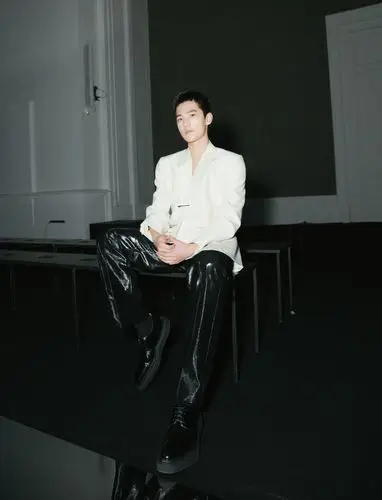 一张张帅照晒出来时候真是把我给惊艳到了,虽然杨洋出道就以帅气为名