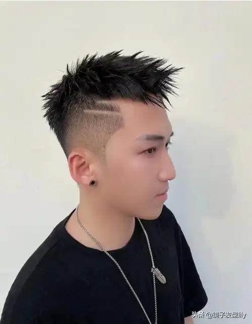 大多数男生的头发还是比较硬的,这时候可以选择周边推短的发型,能避免