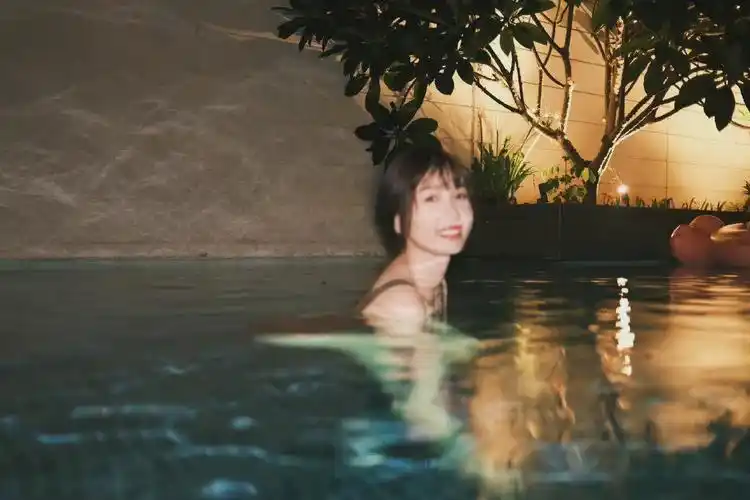 虞书欣身着红色镂空设计泳装展露美背