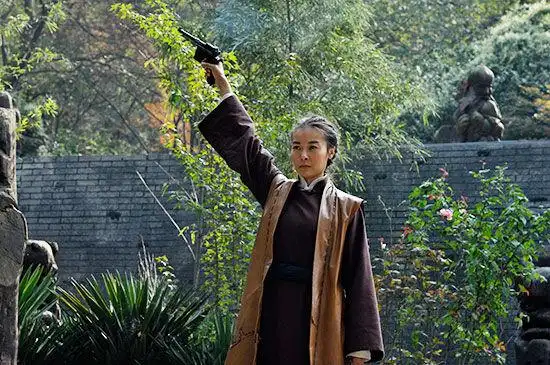 黄志忠[微博]领衔主演的大型另类抗日题材电视剧《江湖正道》正在上海