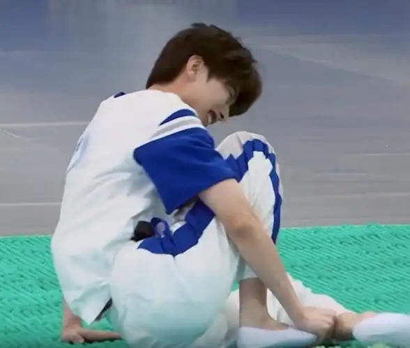 蔡徐坤指压板跳8米远看清蔡徐坤落脚时的反应有无台本很显然