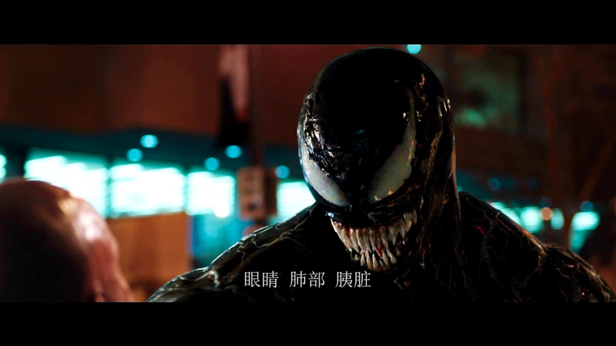 这位华裔女子拥有共生体,就是反派嚎叫,在她的衣服上可以看到她是一名