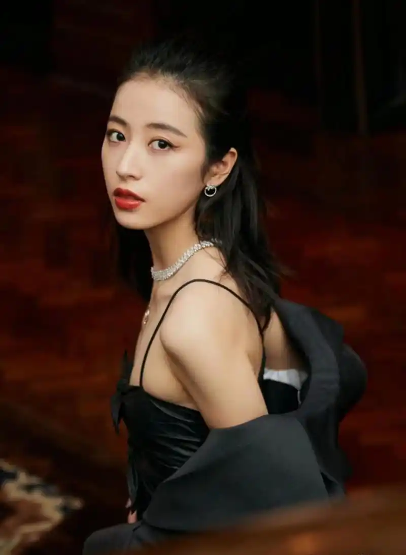 周雨彤,这吊带太能露了吧,酥胸都快出来了,这身材真的好啊,姐姐这么