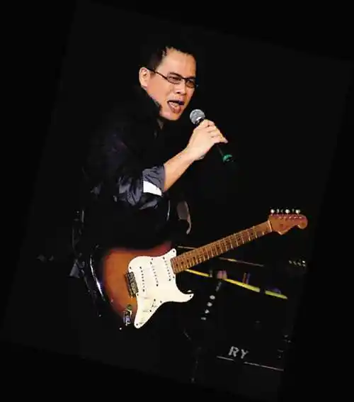 港台 > 正文23日晚,"罗大佑恋曲2100演唱会"在广州体育馆举行.