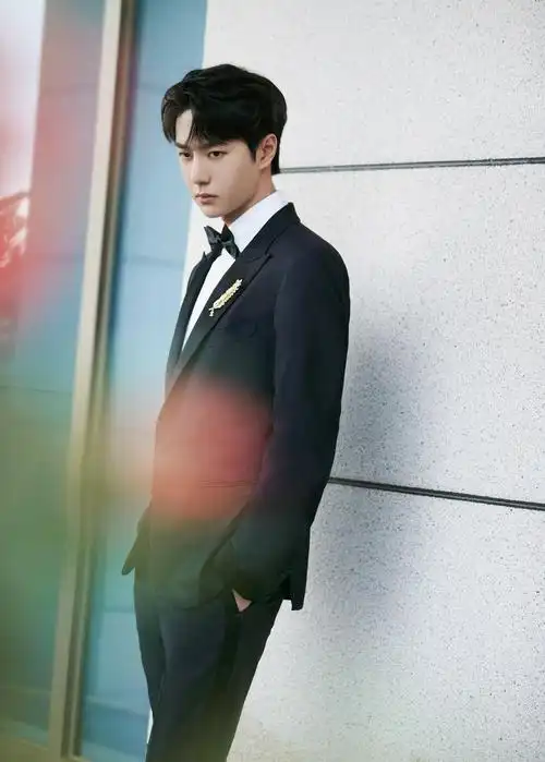 田亮晒一家四口全家福解锁跨年新姿势,王一博西装尽显绅士风范