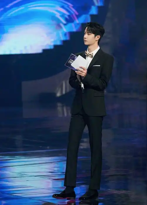 简介:王一博黑色西装绅士范写真图片,分享一组王一博图片给大家,图中