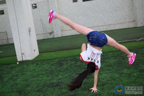 欧阳妮妮秀一字马劈腿术 自爆靠催眠成「橡皮少女」